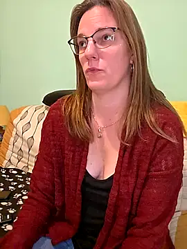 SpiceLea online show from December 2, 2025, 1:02 pm