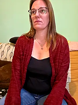 SpiceLea online show from December 4, 2025, 1:43 pm