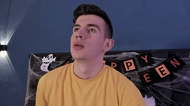 MikaelSlow online show from October 19, 2025, 4:37 am