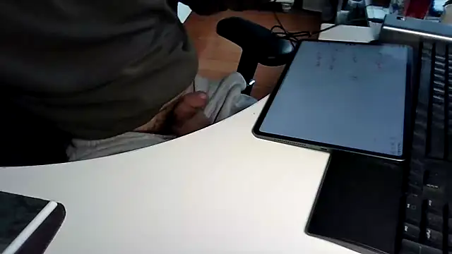 Snapshot of big-pig chatting on February 24, 2026, 6:25 am big-pig online show from February 24, 2026, 6:25 am