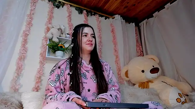 Idara and Edahi01 online show from November 14, 2025, 5:11 am