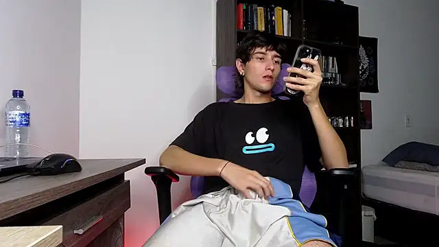 alex connorr online show from November 18, 2025, 3:21 am