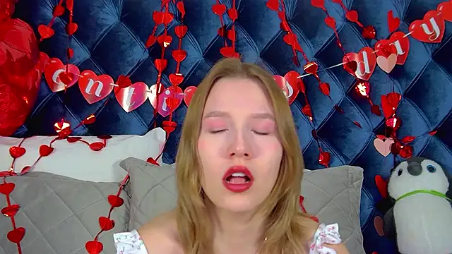 LiliLinn online show from February 16, 2026, 4:44 am