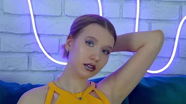 LiliLinn online show from March 21, 2025, 8:17 am