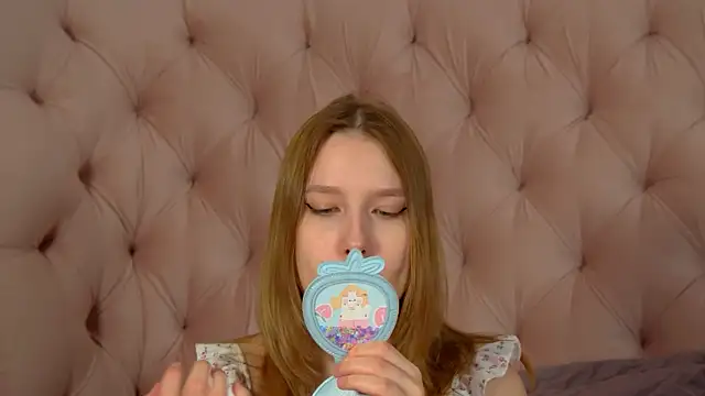 LiliLinn online show from August 4, 2026, 4:28 am