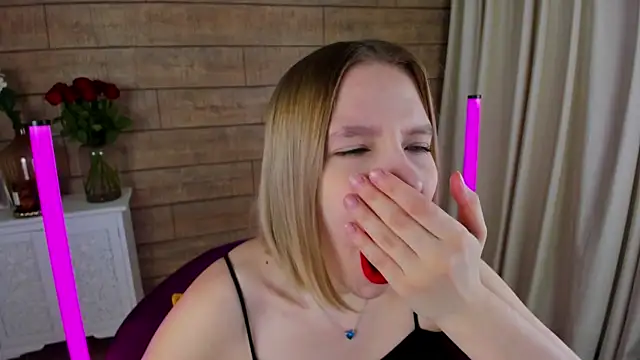 LiliLinn online show from March 18, 2025, 5:12 am