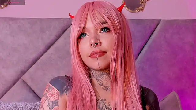 NinaInk online show from October 3, 2025, 1:01 pm