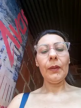 Mia-funny20 online show from May 6, 2026, 9:19 pm