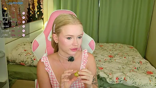 LexieLoree online show from September 29, 2025, 3:02 am