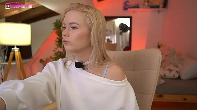 LexieLoree online show from February 10, 2026, 4:11 am