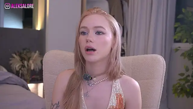 Snapshot of LexieLoree chatting on May 27, 2026, 3:03 am LexieLoree online show from May 27, 2026, 3:03 am