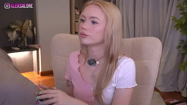 Snapshot of LexieLoree chatting on June 10, 2026, 2:57 am LexieLoree online show from June 10, 2026, 2:57 am