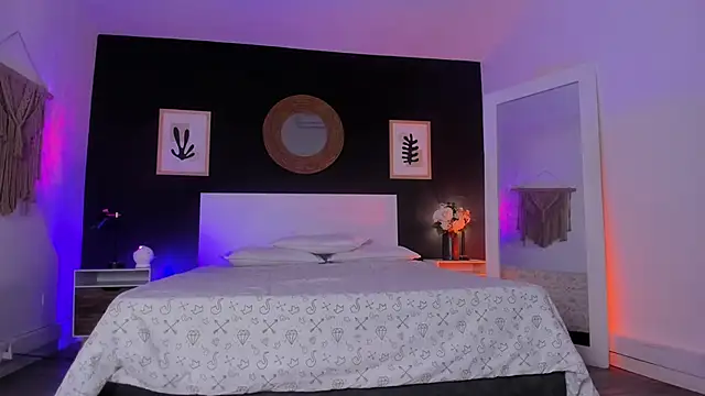 VioletPaket online show from November 4, 2025, 11:36 am