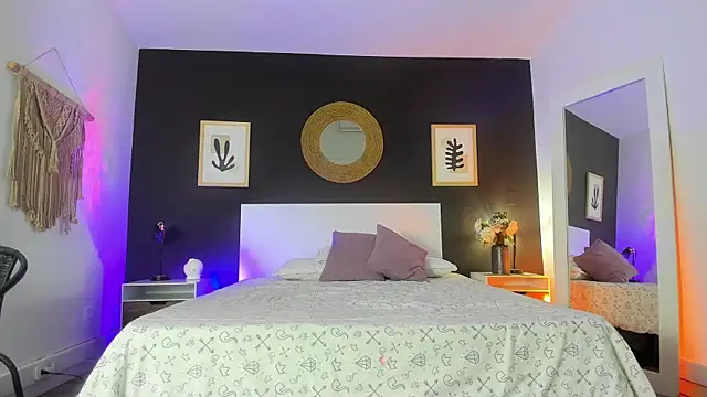 VioletPaket online show from November 14, 2025, 11:47 am