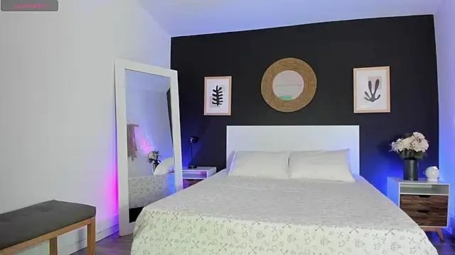 Snapshot of VioletPaket chatting on March 7, 2026, 12:32 pm VioletPaket online show from March 7, 2026, 12:32 pm