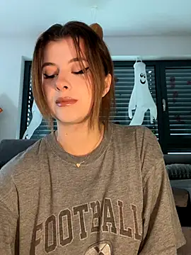 Mia-Minou online show from October 5, 2025, 8:05 am