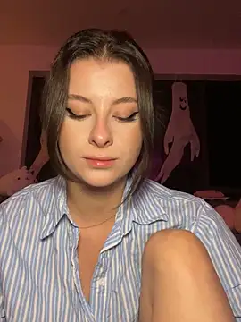 Mia-Minou online show from October 16, 2025, 8:39 pm