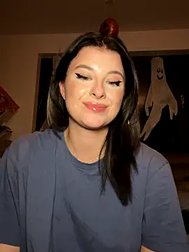 Mia-Minou online show from October 6, 2025, 9:04 pm