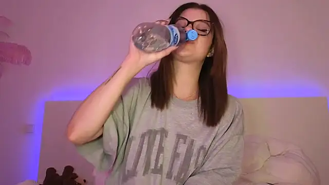 Mia-Minou online show from September 22, 2025, 9:43 pm