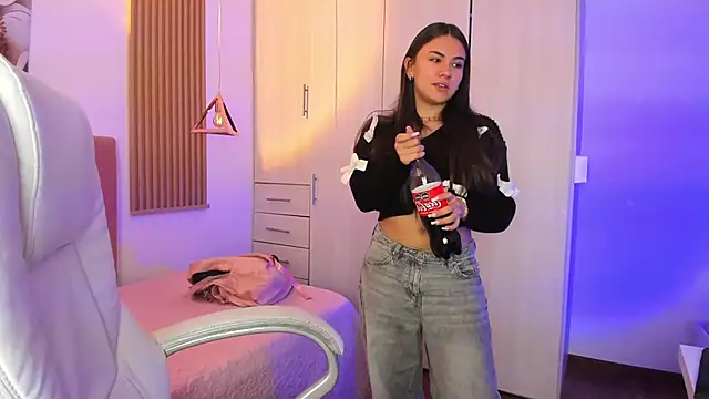 mia nevaeh online show from October 29, 2025, 9:36 pm