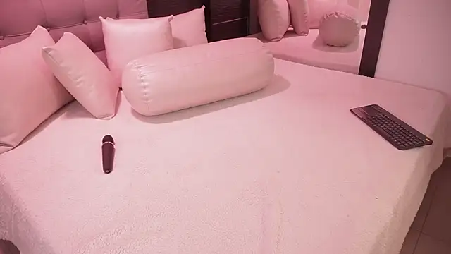 Bella TS  online show from December 1, 2025, 10:10 pm