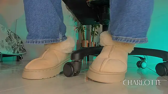 charlotte  grey online show from November 21, 2025, 7:46 pm