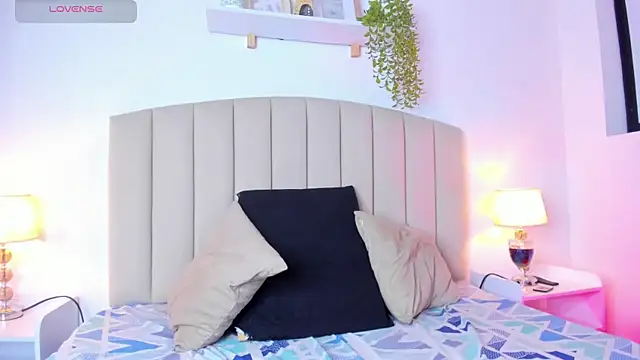 Mia thompson 19 online show from October 3, 2025, 9:05 pm