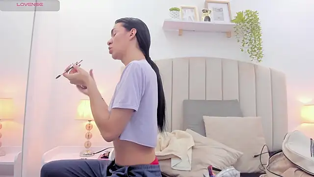 Mia thompson 19 online show from September 18, 2025, 8:12 pm