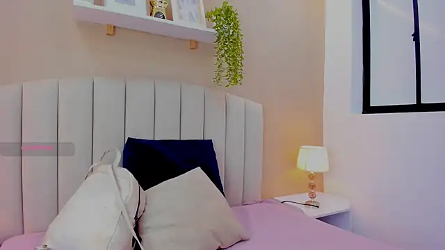 Mia thompson 19 online show from July 1, 2026, 7:47 pm