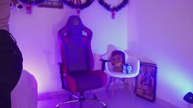 madelyn rose  online show from December 14, 2025, 1:28 pm