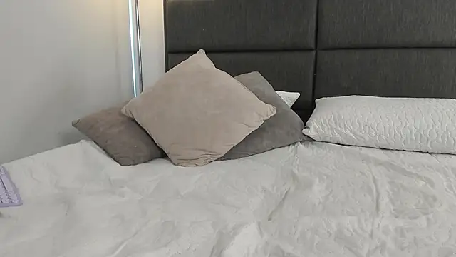 lady ni  online show from March 20, 2025, 1:37 pm