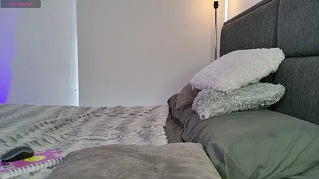 lady ni  online show from November 7, 2025, 1:04 pm