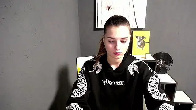 lady olivia  online show from November 19, 2025, 1:33 pm