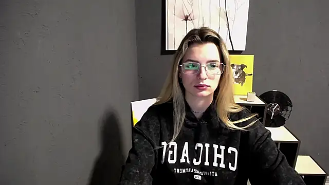 lady olivia  online show from March 12, 2026, 1:37 pm