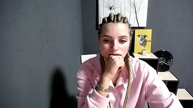 lady olivia  online show from October 14, 2025, 3:34 pm