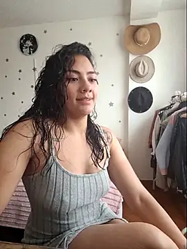 Thaliacooper  online show from December 17, 2025, 6:13 pm