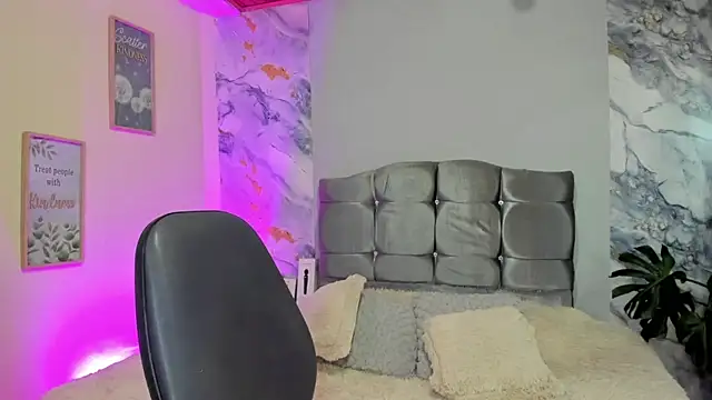 Megan Do Santos online show from February 4, 2026, 7:42 pm