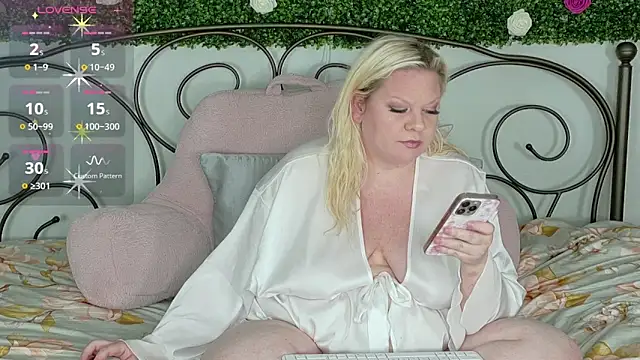 siennaxluxx online show from May 8, 2026, 2:37 am