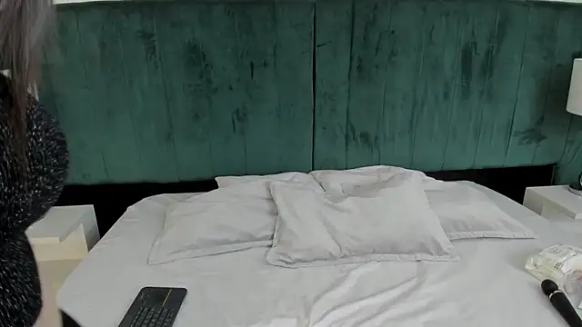 PandoraB  online show from November 5, 2025, 2:42 pm