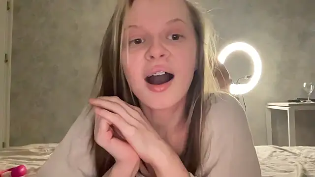 Snapshot of wrenlie chatting on June 3, 2026, 8:57 pm wrenlie online show from June 3, 2026, 8:57 pm