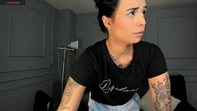 MariaHerrera  online show from November 30, 2025, 5:30 am