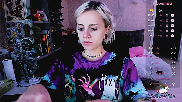 NaniMoore online show from October 16, 2025, 8:39 pm