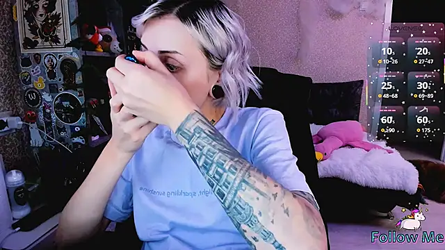 NaniMoore online show from November 2, 2025, 8:25 pm