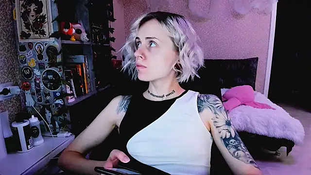 NaniMoore online show from November 5, 2025, 8:23 pm