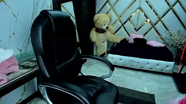 Emmily Walker online show from October 28, 2025, 2:23 am