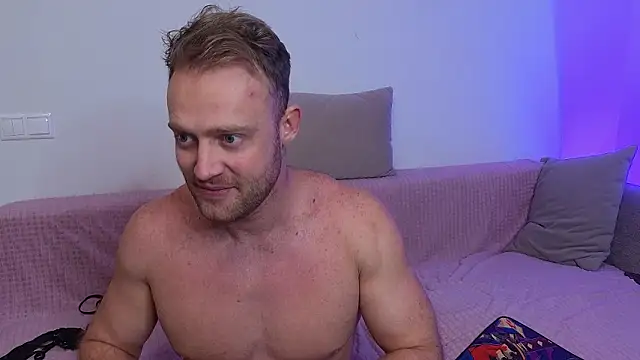 Snapshot of MaxMia chatting on February 14, 2026, 6:57 am MaxMia online show from February 14, 2026, 6:57 am