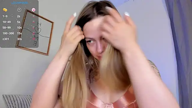 Snapshot of damn_cutie chatting on July 4, 2026, 1:48 pm damn cutie online show from July 4, 2026, 1:48 pm