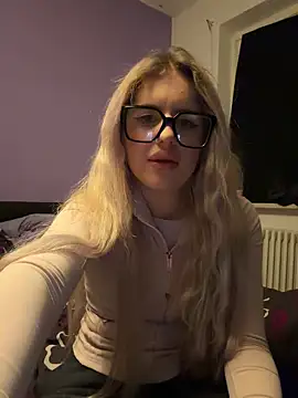 Holly-Glamour online show from April 27, 2026, 11:58 pm