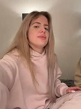Holly-Glamour online show from May 8, 2026, 1:20 am