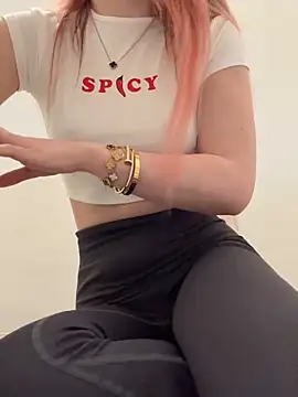 Holly-Glamour online show from November 2, 2025, 3:06 pm